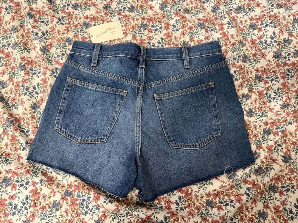 Universal Thread High Rise Mini Cut-Off Shorts Size 8 - Picture 4 of 5